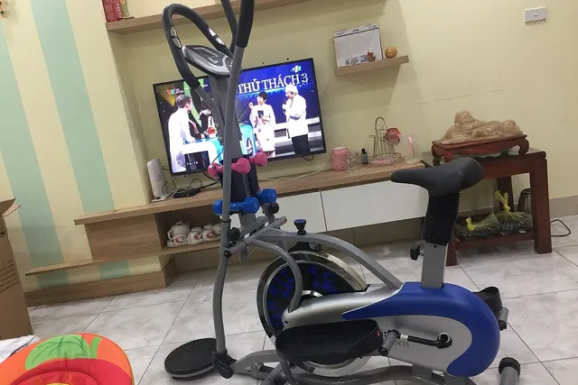 집 안 TV 앞에 둔 가정용 운동 자전거